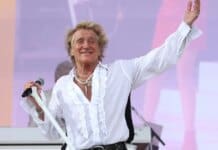 Rod Stewart Uses Oxygen Tank After Nearly Fainting Onstage