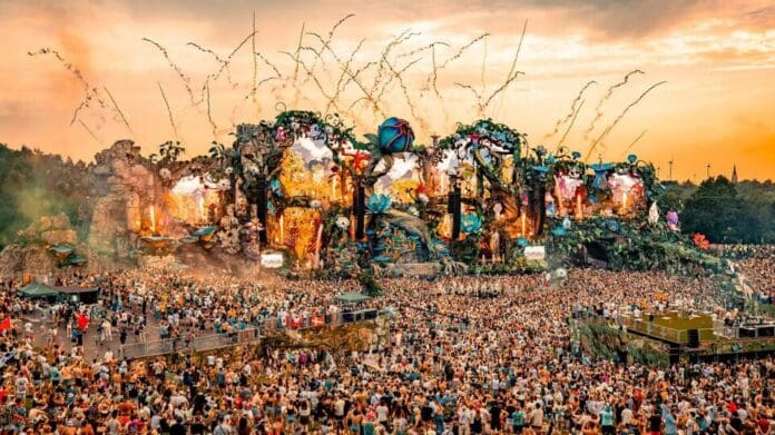 tomorrowland-crowd-2.jpg